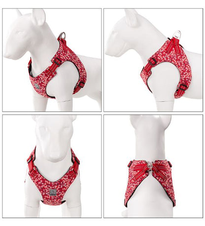 Detailansicht eines floral bedruckten Hundegeschirrs