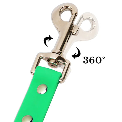 Hund mit reflektierender PVC-Leine im Regen