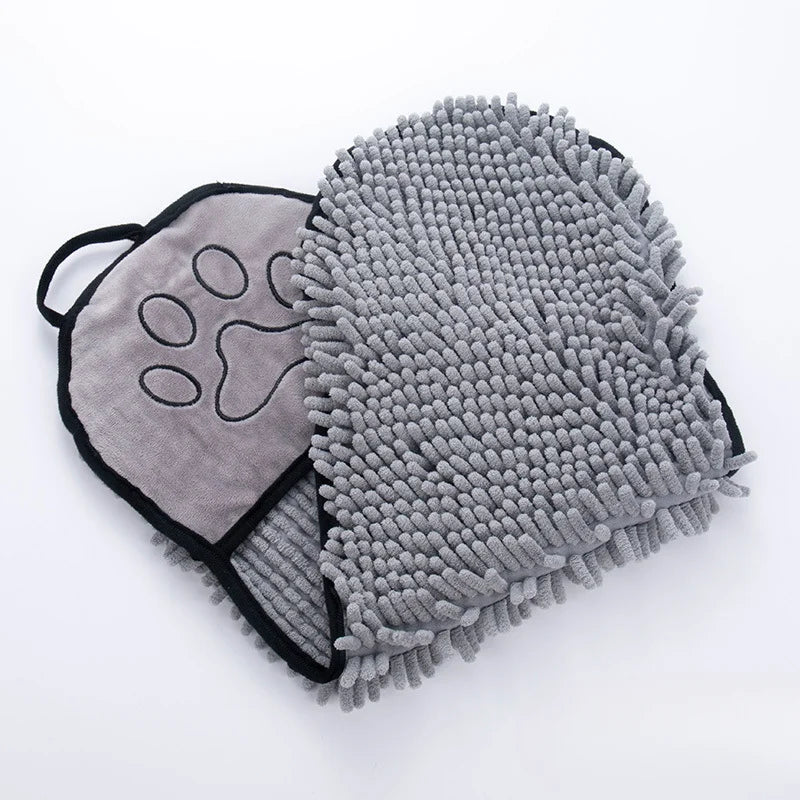 Rosa-Rotes Haustierhandtuch auf Badezimmerboden