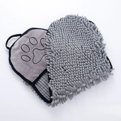 Rosa-Rotes Haustierhandtuch auf Badezimmerboden